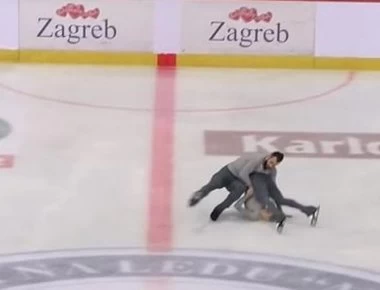 Ατύχημα αθλήτριας στο πατινάζ: Έπεσε με το κεφάλι στον πάγο - Συνήλθε και ολοκλήρωσε το νούμερο (βίντεο)